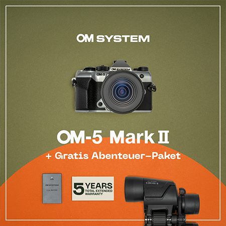 OM SYSTEM OM-5 Mark II mit kostenlosem Abenteuer-Paket Kamera OM SYSTEM OM-5 Mark II zentriert auf grün-orangefarbenem Hintergrund, darunter Text „+ Gratis Abenteuer-Paket“ sowie Abbildungen einer Garantiekarte, dem Hinweis auf 5 Jahre Garantie und einem Fernglas.