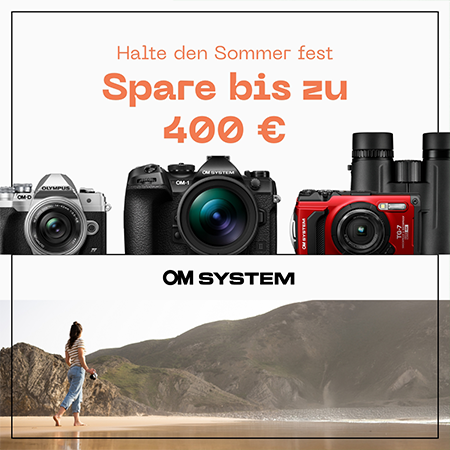 OM SYSTEM Sommeraktion: Bis zu 400 € sparen auf Kameras Vier OM SYSTEM-Kameras verschiedener Modellreihen vor weißem Hintergrund, darunter der Text „Halte den Sommer fest – Spare bis zu 400 €“ sowie eine Frau mit Kamera, die an einem Strand vor einer felsigen Kulisse spaziert.