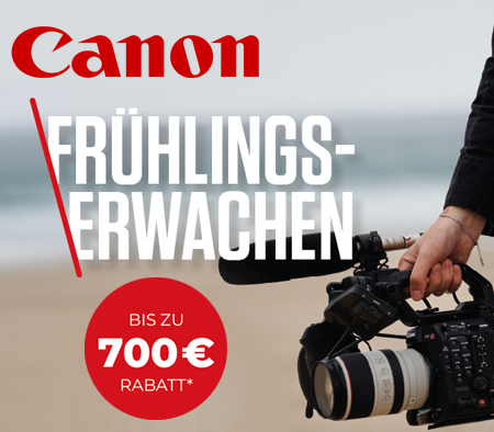 Canon Frühlingsaktion: Kameramann mit professioneller Kamera am Strand, Hinweis auf bis zu 700 € Rabatt
