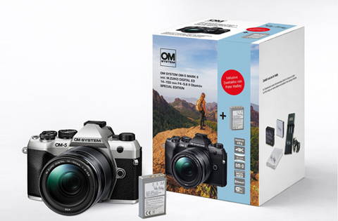 OM SYSTEM OM-5 II Kamera in Silber mit Objektiv, Akku und Verpackung der Special Edition