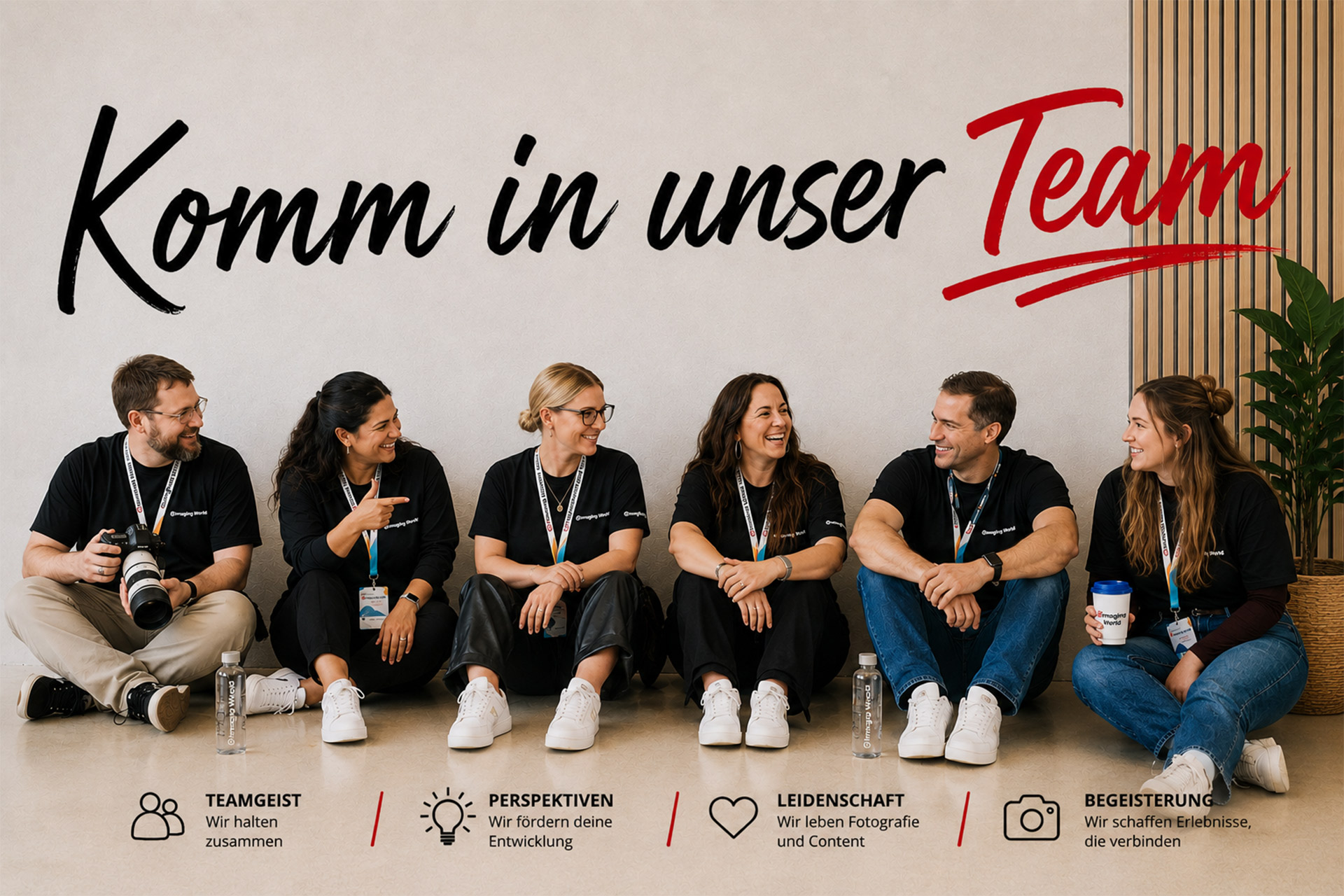 RINGFOTO Team im gemeinsamen Austausch mit dem Schriftzug „Komm in unser Team“ und den Werten Teamgeist, Perspektiven, Leidenschaft und Begeisterung.